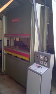 Prasa hydrauliczna o du�ym nacisku mo�e by� u�ywana do t�oczenia p�askorze�b w MDF
